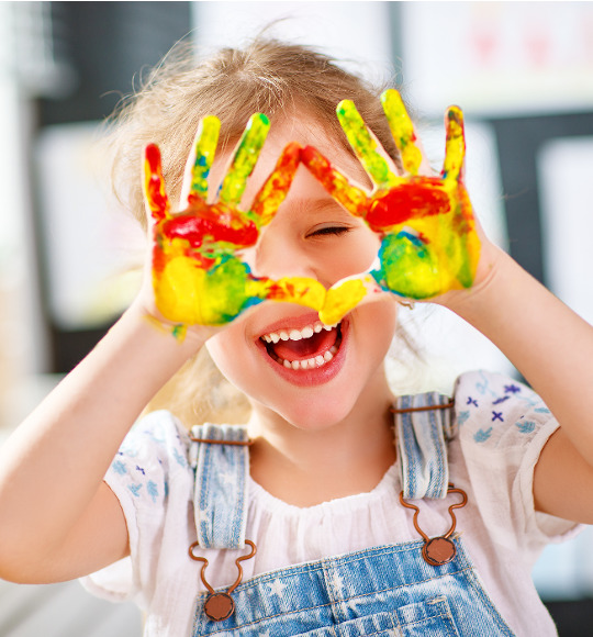 Kinderpflegebox Kind mit bunten Händen